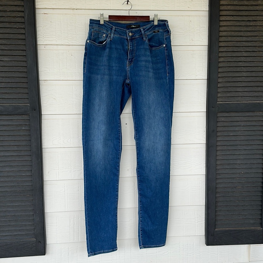 Mavi “Emma” jeans.